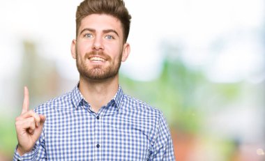Genç yakışıklı bussines işaret parmağı ile başarılı fikir adam. Çıktıktan ve mutlu. Bir numara.
