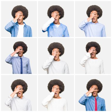 Beyaz izole arka plan üzerinde afro saçlı genç adamın kolaj şok yüz ve gözleri el ile kaplayan gözetleme, utanmış ifade ile parmaklardan bakarak.