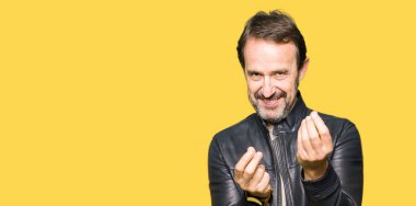 Maaş ödeme için milyoner iş soran siyah deri ceket yapmak para hareketi el ile giyen orta yaş yakışıklı adam