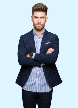 Genç yakışıklı bussines şüpheci ve sinir, onaylamayan ifade yüz çapraz kolları olan adamım. Negatif kişi.