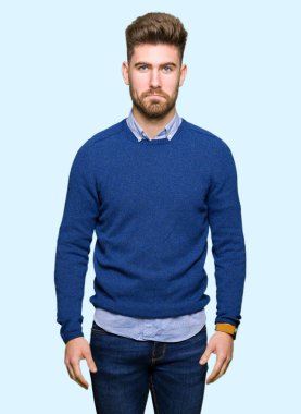 Genç yakışıklı bussines adam depresif ve sıkıntı, kızgın ve korkmuş ağlıyor için endişe. Üzgün ifade.