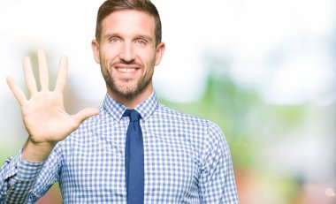 Yakışıklı iş adamı giyen kravat gösterme ve parmak beşinci ile gülümseyen ise kendinden emin ve mutlu yukarı dönük.