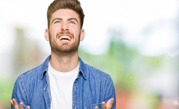 Joven Hombre Guapo Rubio Con Chaqueta Vaquera Casual Loco Loco — Foto de Stock