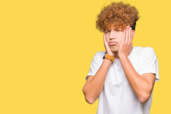 Jonge Knappe Man Met Afro Haar Dragen Casual Wit Shirt — Stockfoto