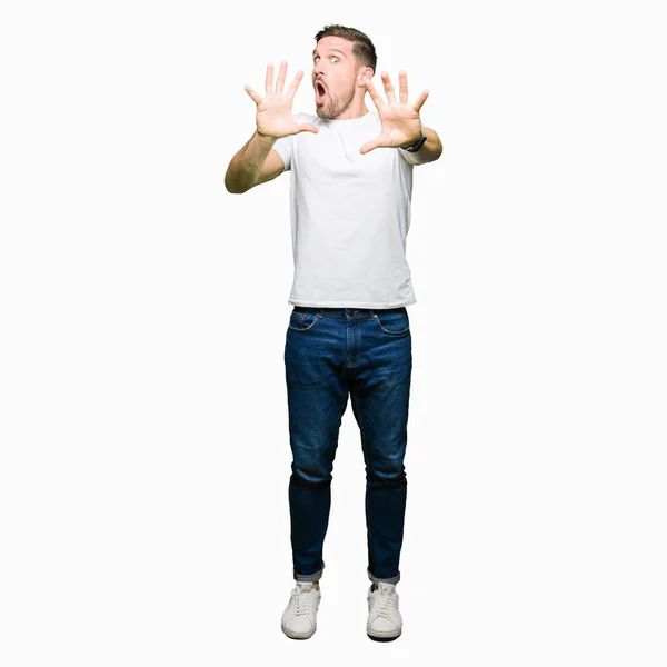 Yakışıklı Adam Şokta Bağırarak Casual Beyaz Shirt Korkuyor Korku Ifade — Stok fotoğraf