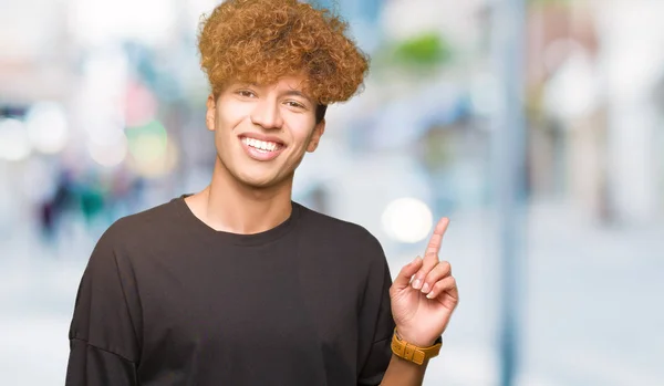 Jonge Knappe Man Met Afro Haar Dragen Zwart Shirt Met — Stockfoto