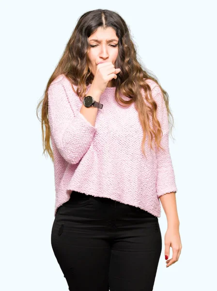 Młoda Piękna Kobieta Ubrana Różowy Sweter Uczucie Złe Samopoczucie Kaszel — Zdjęcie stockowe