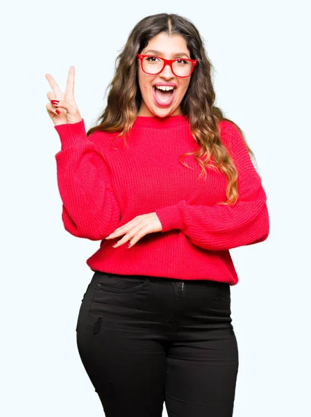 Ung Vacker Kvinna Som Bär Röda Glasögon Leende Med Glada — Stockfoto