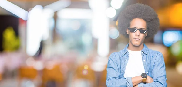 Νεαρός Αφρικανική Αμερικανική Άνθρωπος Αφρο Μαλλιά Φορώντας Thug Life Γυαλιά — Φωτογραφία Αρχείου