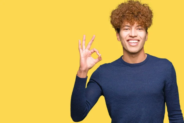 Jonge Knappe Man Met Afro Haar Glimlachend Positief Doen Teken — Stockfoto