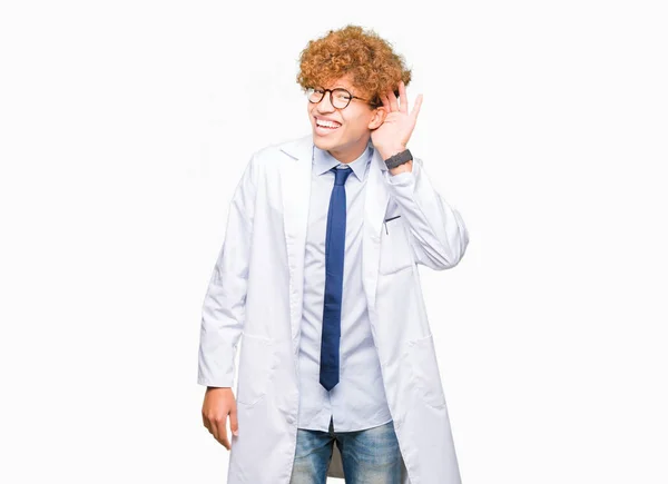 Jovem Cientista Bonito Usando Óculos Sorrindo Com Mão Sobre Ouvido — Fotografia de Stock