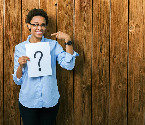 Junge Afrikanisch Amerikanische Frau Hält Papier Mit Fragezeichen Über Isoliertem — Stockfoto