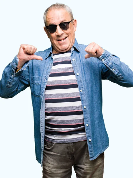 Przystojny Mężczyzna Senior Noszenia Kurtka Dżinsowa Okulary Przeciwsłoneczne Patrząc Pewny — Zdjęcie stockowe
