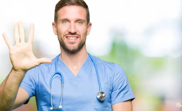 Muž Pohledný Doktor Lékařských Uniformě Izolované Pozadí Zobrazení Ukázal Prsty — Stock fotografie