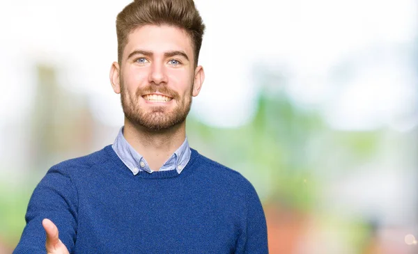 Jovem Homem Bonito Bussines Sorrindo Amigável Oferecendo Aperto Mão Como — Fotografia de Stock