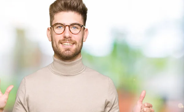 Joven Hombre Negocios Guapo Con Gafas Que Muestran Señalan Hacia — Foto de Stock