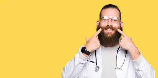 Mladá Blonďatá Lékař Muž Vousy Nosit Lékařské Kabát Úsměvem Otevřenými — Stock fotografie