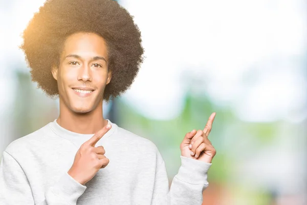 Joven Afroamericano Con Cabello Afro Vistiendo Sudadera Deportiva Sonriendo Mirando —  Fotos de Stock