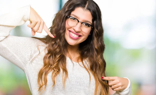 Joven Hermosa Mujer Con Gafas Mirando Confiado Con Sonrisa Cara —  Fotos de Stock