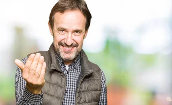 Medelålders Stilig Man Bär Vinterväst Beckoning Kommer Hit Gest Med — Stockfoto