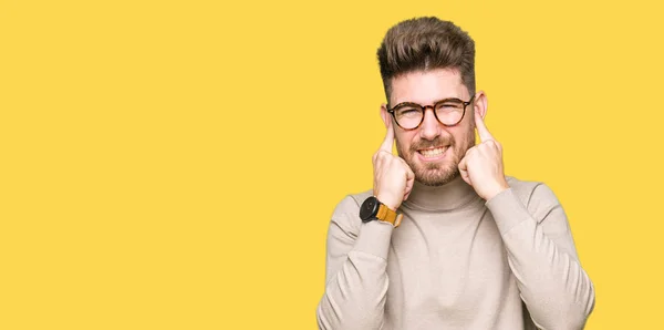 Joven Hombre Negocios Guapo Con Gafas Que Cubren Las Orejas —  Fotos de Stock