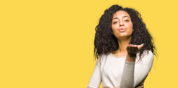 Giovane Bella Ragazza Con Capelli Ricci Indossa Maglione Casual Guardando — Foto Stock