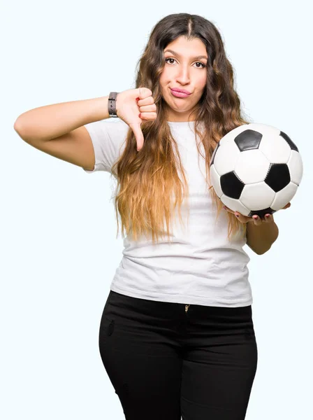 Junge Erwachsene Frau Hält Fußballball Mit Wütendem Gesicht Negativzeichen Zeigt — Stockfoto