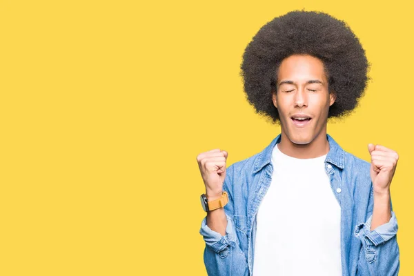 Jeune Homme Afro Américain Aux Cheveux Afro Excité Pour Succès — Photo