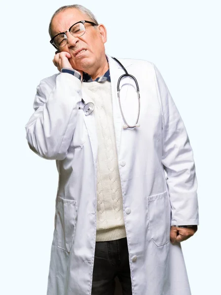 Stilig Senior Doktor Man Klädd Medicinsk Pälsen Ser Stressad Och — Stockfoto