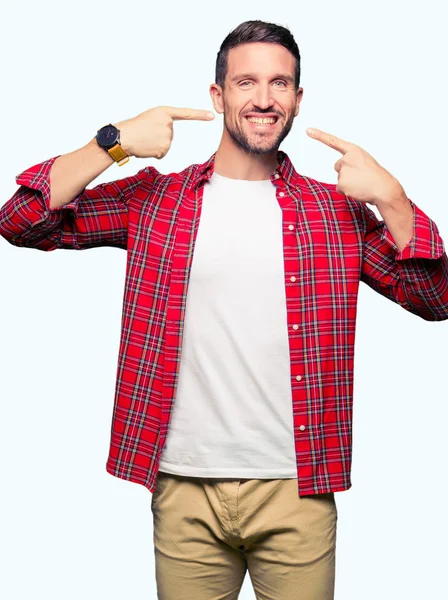 Hombre Guapo Con Camisa Casual Sonriendo Confiado Mostrando Señalando Con — Foto de Stock