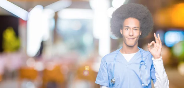 Giovane Uomo Medico Afro Americano Con Capelli Afro Sorridente Positivo — Foto Stock