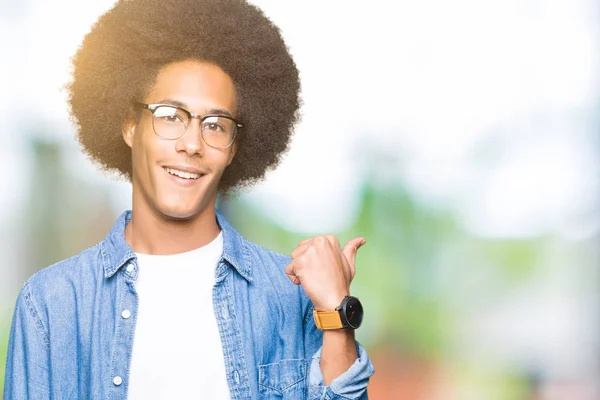 Mladý Američan Afričana Muž Afro Vlasy Nosí Brýle Usmíval Šťastný — Stock fotografie