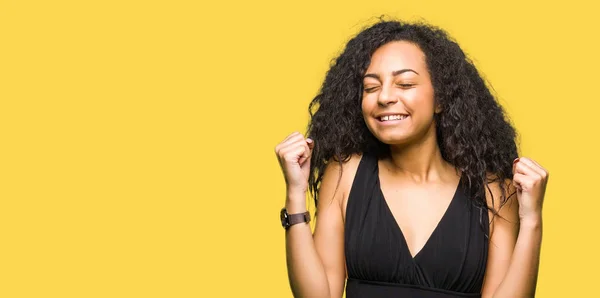 Menina Bonita Nova Com Cabelo Encaracolado Vestindo Saia Moda Animado — Fotografia de Stock