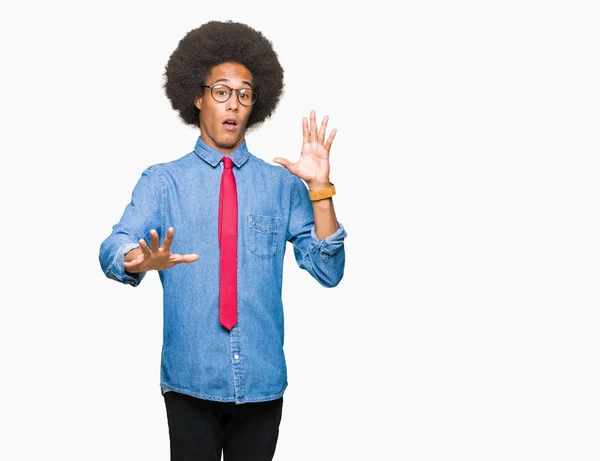 年轻的非洲裔美国商人戴着眼镜 打着红色领带 害怕和恐惧的表情停止手势与手 在震惊中大喊大叫 恐慌概念 — 图库照片