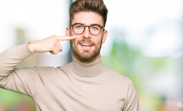 Młody Przystojny Biznesmen Sobie Okulary Wskazywanie Palcem Ręki Twarz Nos — Zdjęcie stockowe