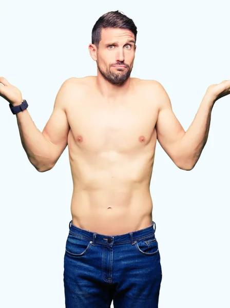 Όμορφος Άνδρας Shirtless Δείχνει Ανίδεοι Και Συγκεχυμένη Έκφραση Γυμνό Στήθος — Φωτογραφία Αρχείου