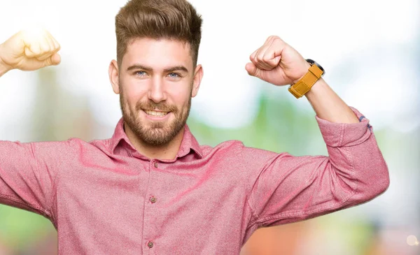 Junger Gutaussehender Geschäftsmann Der Stolz Lächelnd Seine Armmuskeln Zeigt Fitnesskonzept — Stockfoto