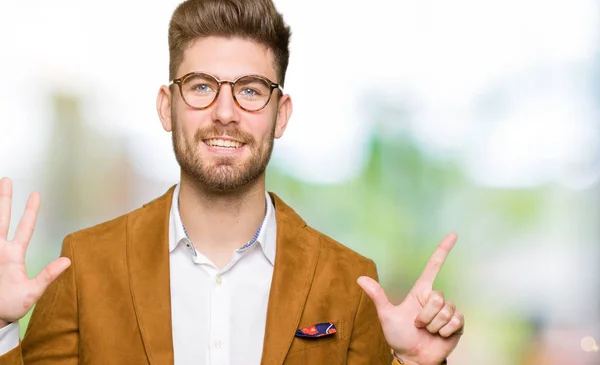 Mladý Pohledný Obchodní Muž Nosí Brýle Zobrazující Směřující Nahoru Prsty — Stock fotografie
