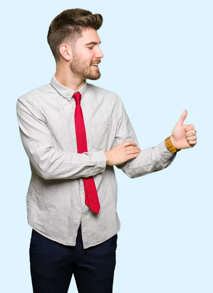 Jovem Homem Negócios Bonito Olhando Orgulhoso Sorrindo Fazendo Polegares Para — Fotografia de Stock