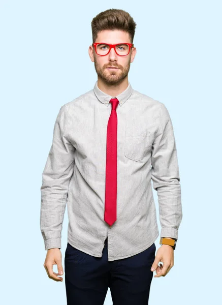 Jovem Homem Negócios Bonito Usando Óculos Com Expressão Séria Rosto — Fotografia de Stock