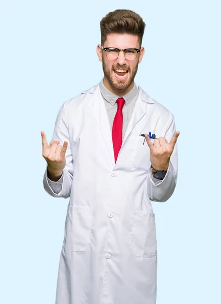 Jovem Cientista Bonito Homem Usando Óculos Gritando Com Expressão Louca — Fotografia de Stock