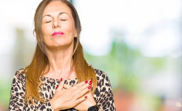 Hermosa Mujer Mediana Edad Con Leopardo Vestido Estampado Animal Sonriendo — Foto de Stock