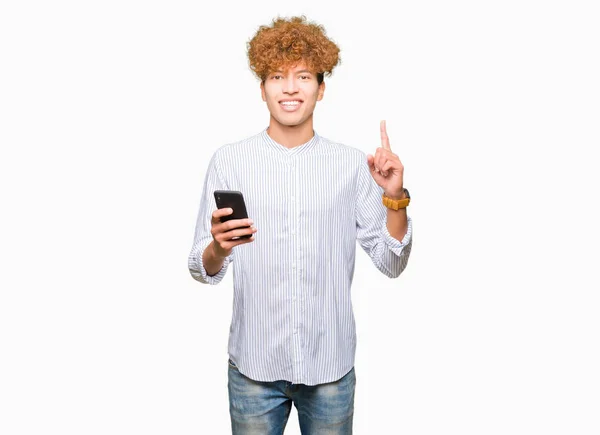 Joven Hombre Guapo Usando Smartphone Sorprendido Con Una Idea Pregunta —  Fotos de Stock