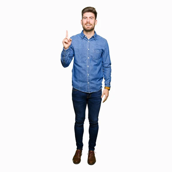 Unga Stilig Blond Man Bär Casual Denim Skjorta Pekar Finger — Stockfoto