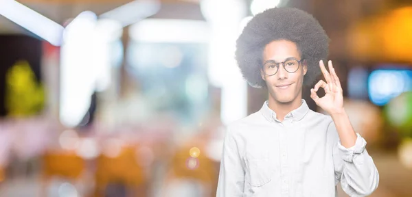 Młody Człowiek African American Afro Włosów Okularach Uśmiechający Się Pozytywne — Zdjęcie stockowe