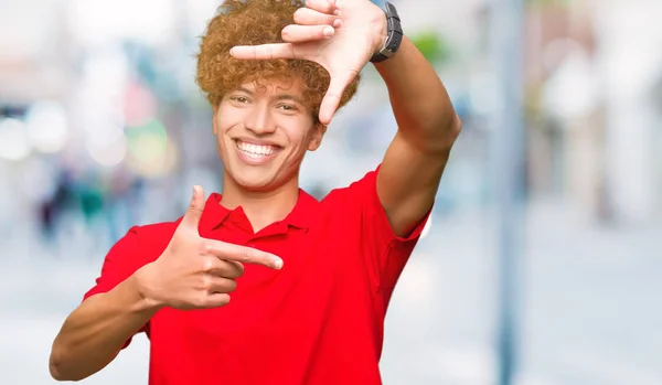 Молодий Красивий Чоловік Афро Волоссям Червоній Футболці Посміхається Роблячи Рамку — стокове фото