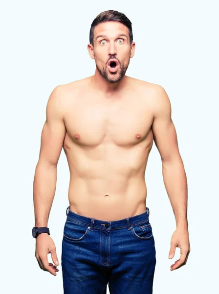 Przystojny Mężczyzna Shirtless Wyświetlone Nagie Piersi Boi Wstrząśnięty Wyrażenie Zdziwienie — Zdjęcie stockowe
