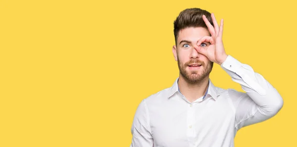 Joven Hombre Negocios Guapo Haciendo Buen Gesto Con Mano Sonriendo —  Fotos de Stock