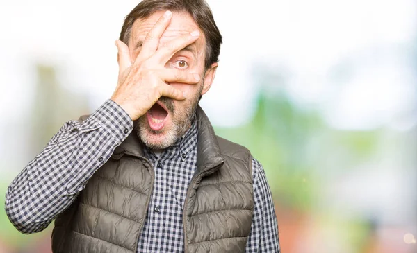 Hombre Guapo Mediana Edad Vistiendo Chaleco Invierno Asomándose Shock Cubriendo —  Fotos de Stock