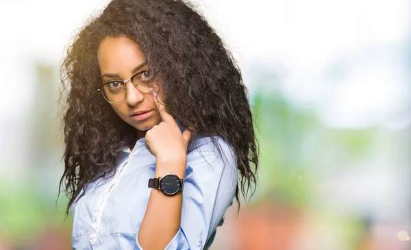 Junge Schöne Business Girl Mit Lockigem Haar Trägt Brille Zeigt — Stockfoto